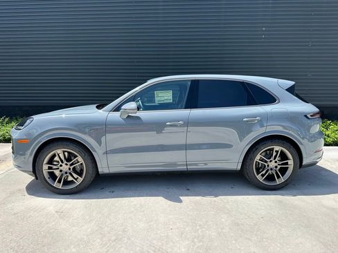 Certified 2025 Porsche Cayenne Turbo AWD/4WD image 2
