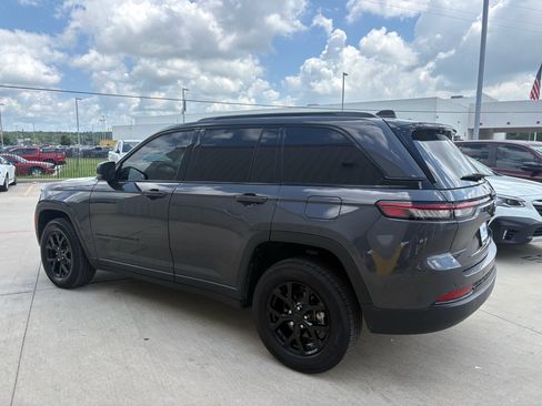 Used 2025 Jeep Grand Cherokee Altitude RWD image 6