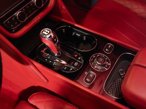 Used 2019 Bentley Bentayga image 17