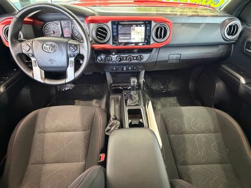 Used 2018 Toyota Tacoma TRD Sport AWD/4WD image 31