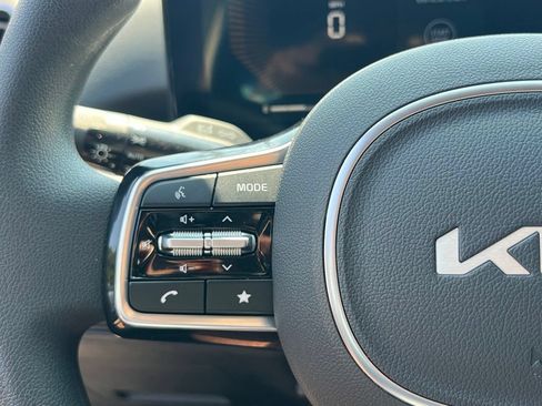Certified 2025 Kia Sorento LX FWD image 20