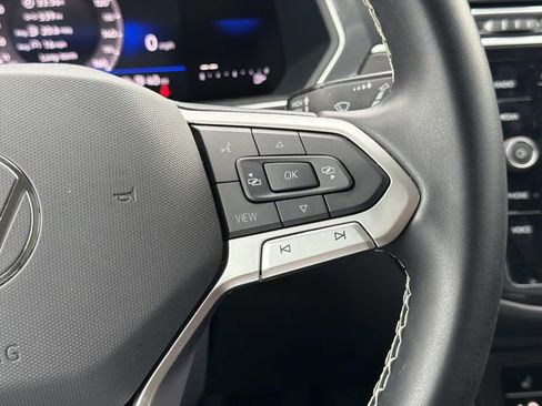 Used 2024 Volkswagen Tiguan SE w/ Panoramic Sunroof Package FWD image 30