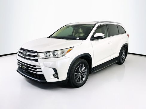Used 2019 Toyota Highlander XLE image 3
