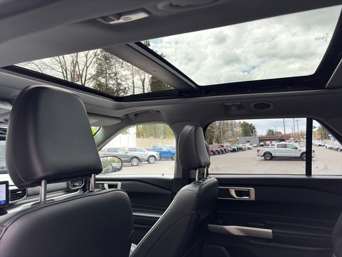 Used 2022 Ford Explorer XLT AWD/4WD image 12