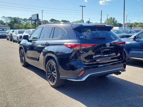 Used 2023 Toyota Highlander XSE FWD image 4