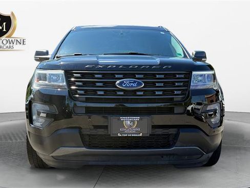 Used 2017 Ford Explorer XLT w/ Equipment Group 202A FWD image 8
