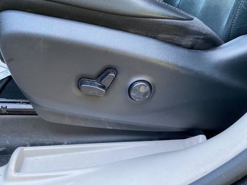 Used 2020 Chrysler Pacifica Touring-L FWD image 34