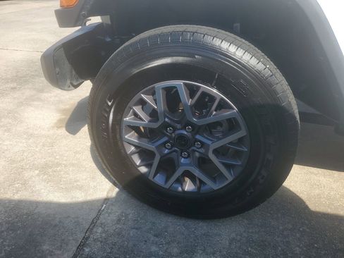 Used 2025 Jeep Wrangler Sahara image 6