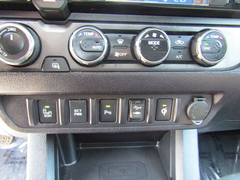 Used 2017 Toyota Tacoma TRD Sport w/ Premium & Technology Package image 31