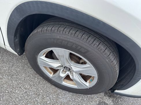 Used 2021 Toyota Highlander L image 4