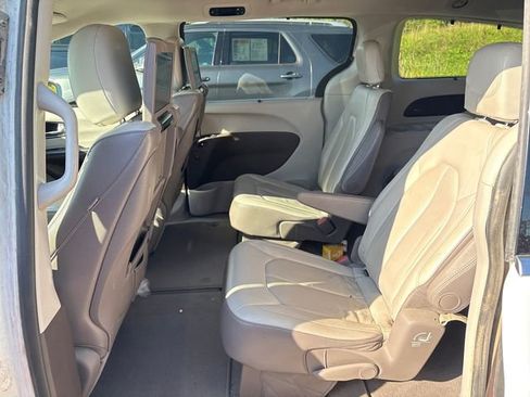 Used 2018 Chrysler Pacifica Touring-L Plus FWD image 9