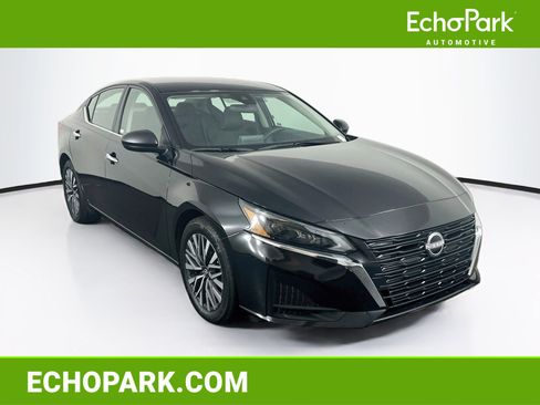 Used 2025 Nissan Altima 2.5 SV FWD image 1