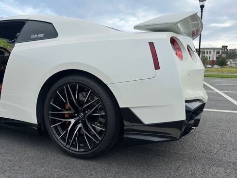 Used 2024 Nissan GT-R Premium w/ Premium Interior Package image 5
