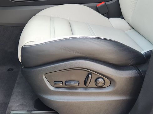 Used 2024 Porsche Cayenne image 29