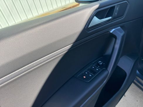 Used 2021 Volkswagen Tiguan SE image 36