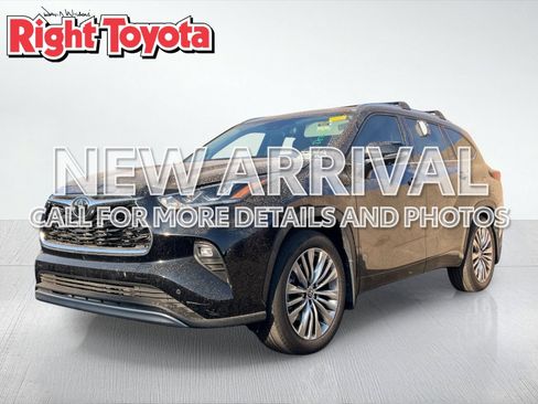 Certified 2024 Toyota Highlander Platinum FWD image 1