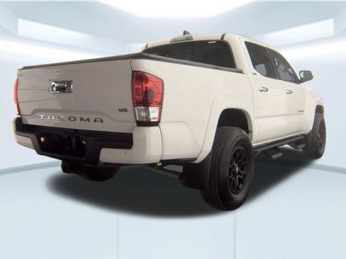 Used 2022 Toyota Tacoma SR5 w/ Technology Package RWD image 2