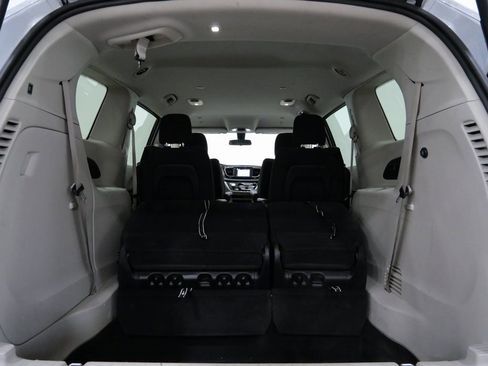 Used 2022 Chrysler Voyager LX image 28