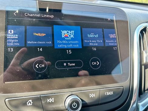 Used 2022 Chevrolet Equinox LT FWD image 19
