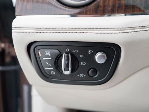 Used 2017 Bentley Bentayga image 18