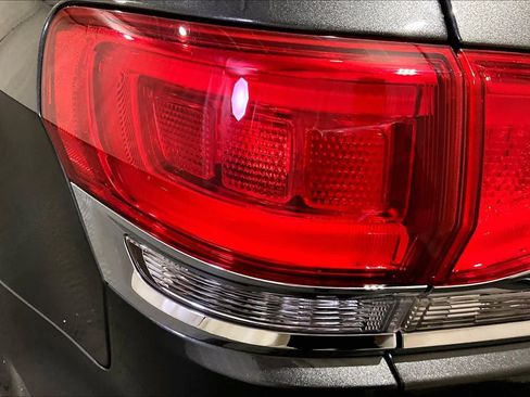 Used 2019 Jeep Grand Cherokee Overland AWD/4WD image 27