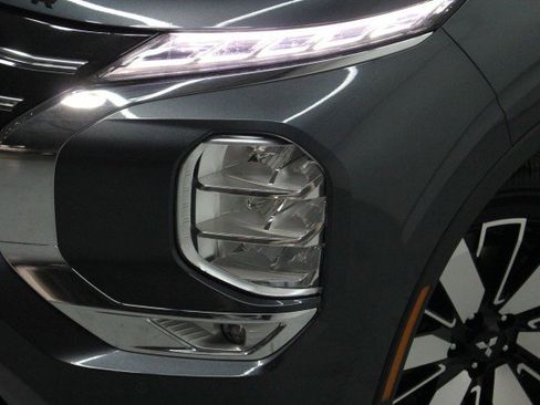 New 2026 Mitsubishi Outlander SE image 2