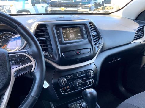 Used 2015 Jeep Cherokee Latitude AWD/4WD image 6