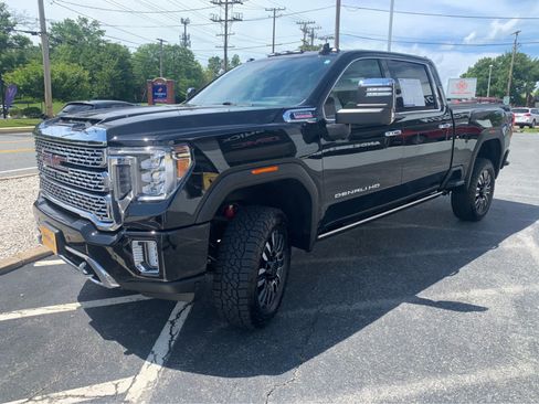 Used 2021 GMC Sierra 3500 Denali w/ Denali Black Diamond Edition AWD/4WD image 3