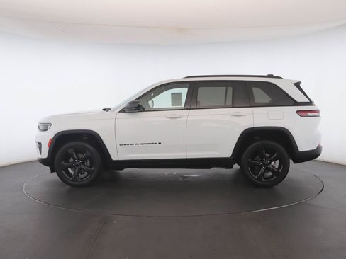 Used 2023 Jeep Grand Cherokee Altitude AWD/4WD image 21