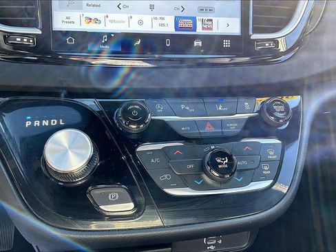 Used 2026 Chrysler Pacifica Select FWD image 29