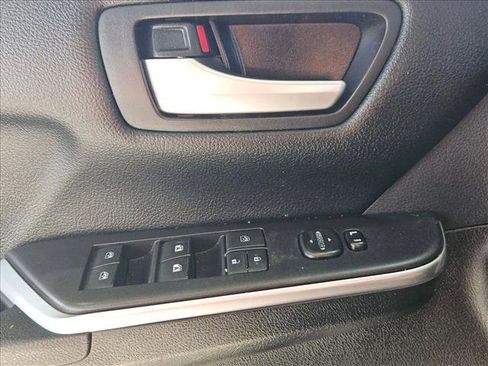 Used 2016 Toyota Camry SE image 6