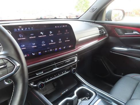 Used 2025 Chevrolet Traverse Z71 w/ Enhanced Driving Package AWD/4WD image 37