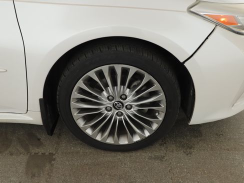 Used 2016 Toyota Avalon Limited w/ Toyota Safety Sense Package FWD image 5