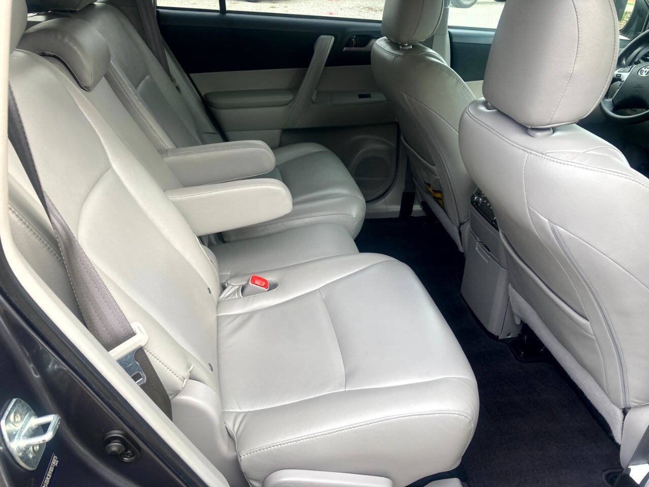 Used 2013 Toyota Highlander Plus FWD image 18