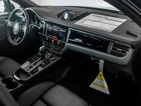 Certified 2025 Porsche Macan AWD/4WD image 34