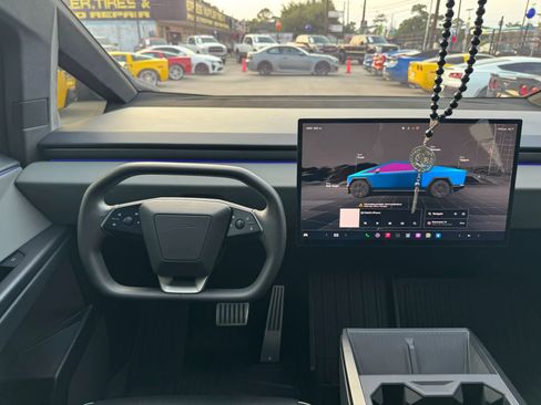 Used 2024 Tesla Cybertruck AWD Crew Cab image 32