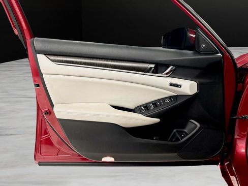 Used 2018 Honda Accord Touring image 36