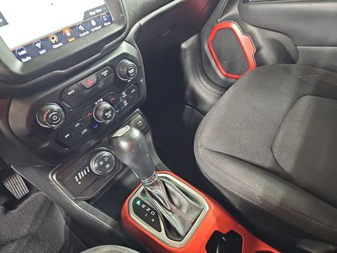 Used 2018 Jeep Renegade Trailhawk w/ UConnect 8.4 Nav Group image 30