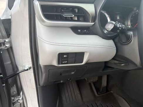 Used 2021 Toyota Highlander LE FWD image 11