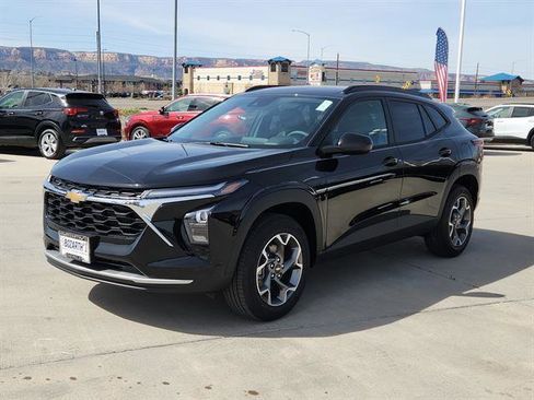 New 2026 Chevrolet Trax LT w/ Driver Confidence Package FWD image 2