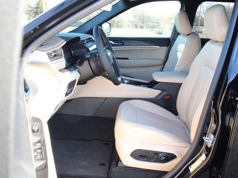 New 2026 Jeep Grand Cherokee Limited w/ Limited Altitude Package AWD/4WD image 3
