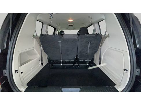 Used 2017 Dodge Grand Caravan SE FWD image 17