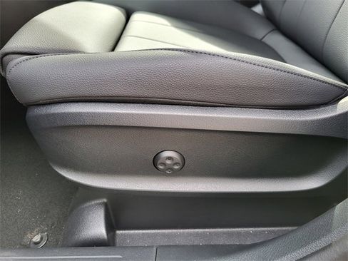 New 2025 Mercedes-Benz GLB 250 4MATIC image 11