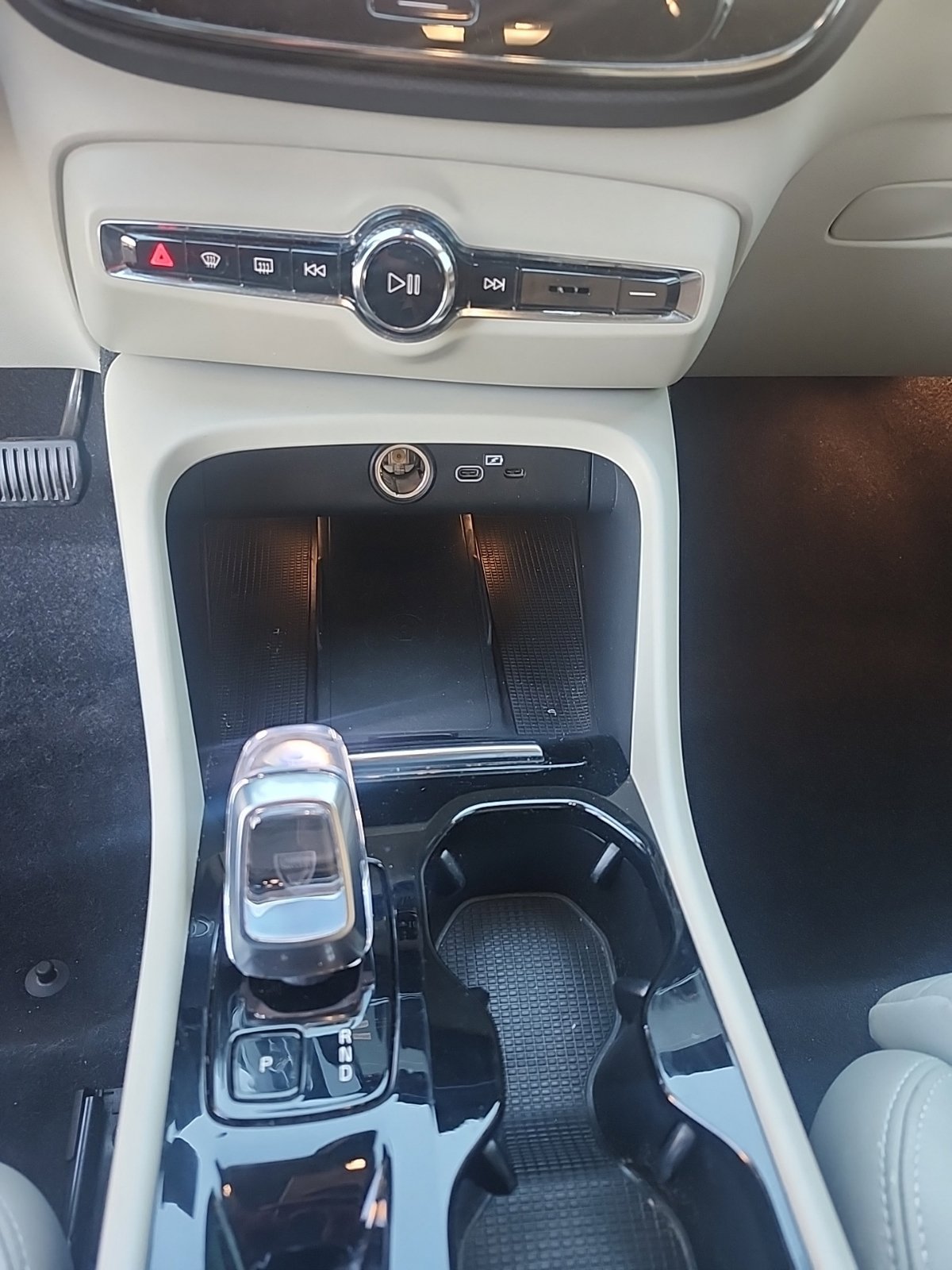 Used 2023 Volvo XC40 B5 Plus AWD/4WD image 21