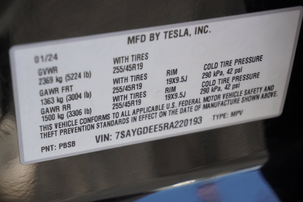 Used 2024 Tesla Model Y Long Range AWD/4WD image 17