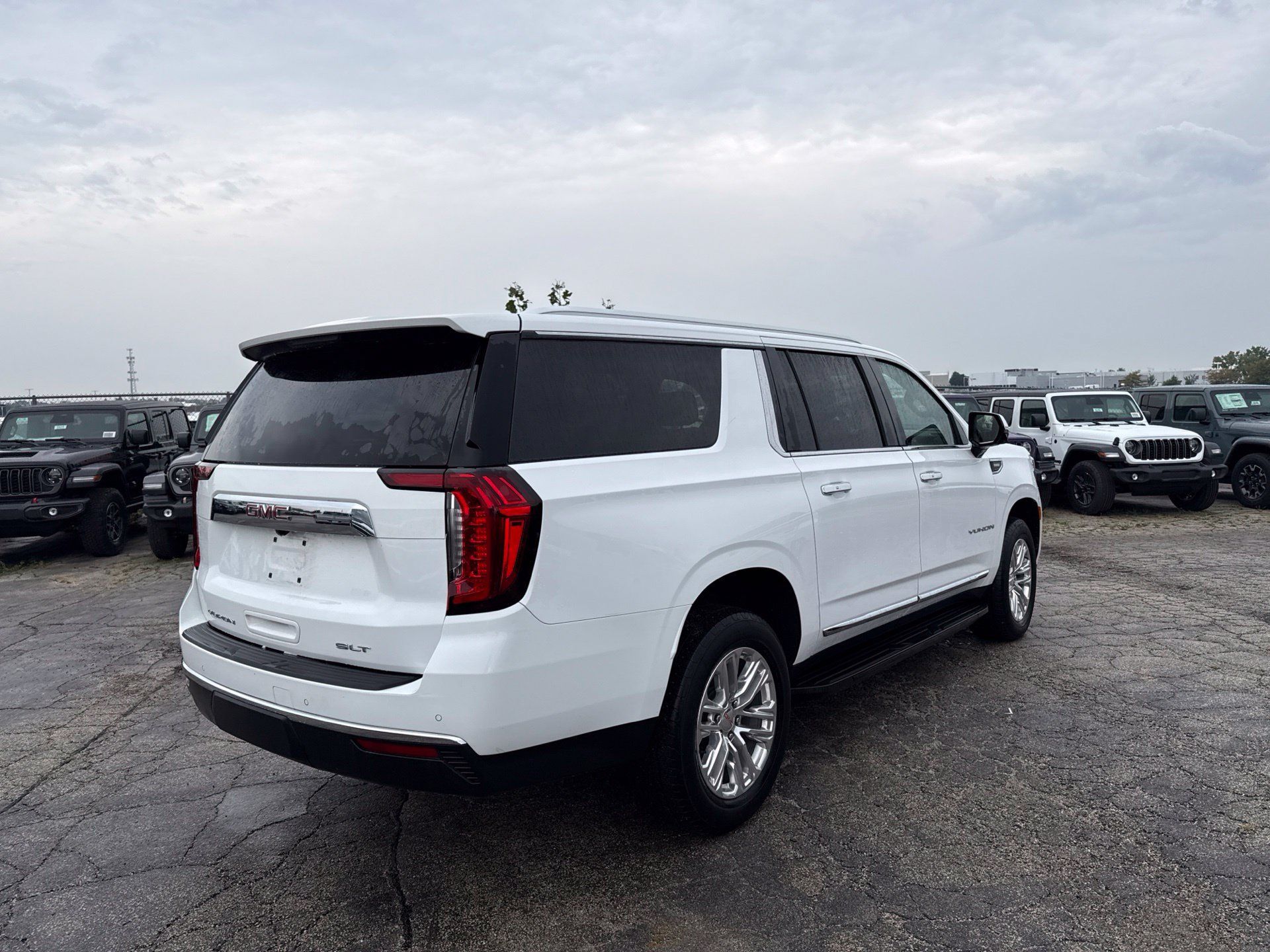 Used 2024 GMC Yukon XL SLT w/ SLT Premium Package AWD/4WD image 6