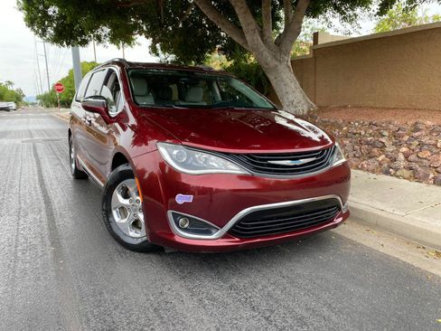 Used 2018 Chrysler Pacifica Limited FWD image 2