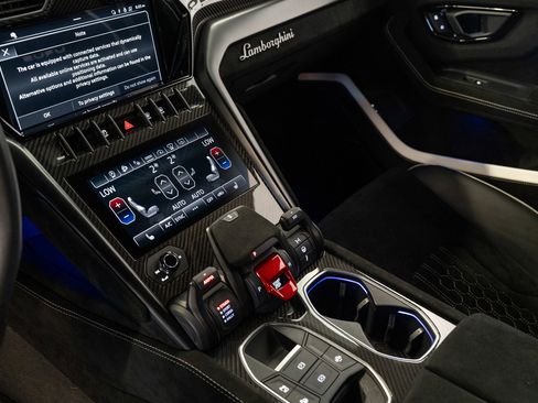Used 2023 Lamborghini Urus Performante AWD/4WD image 6