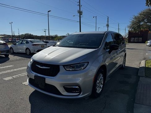 Used 2024 Chrysler Pacifica Touring-L image 4