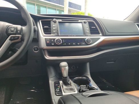 Used 2018 Toyota Highlander Limited Platinum FWD image 22